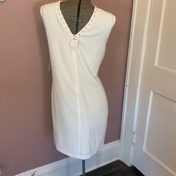 Ali and Jay White shift dress with rope detailing at the collar. Size: L - Picture 5 of 10